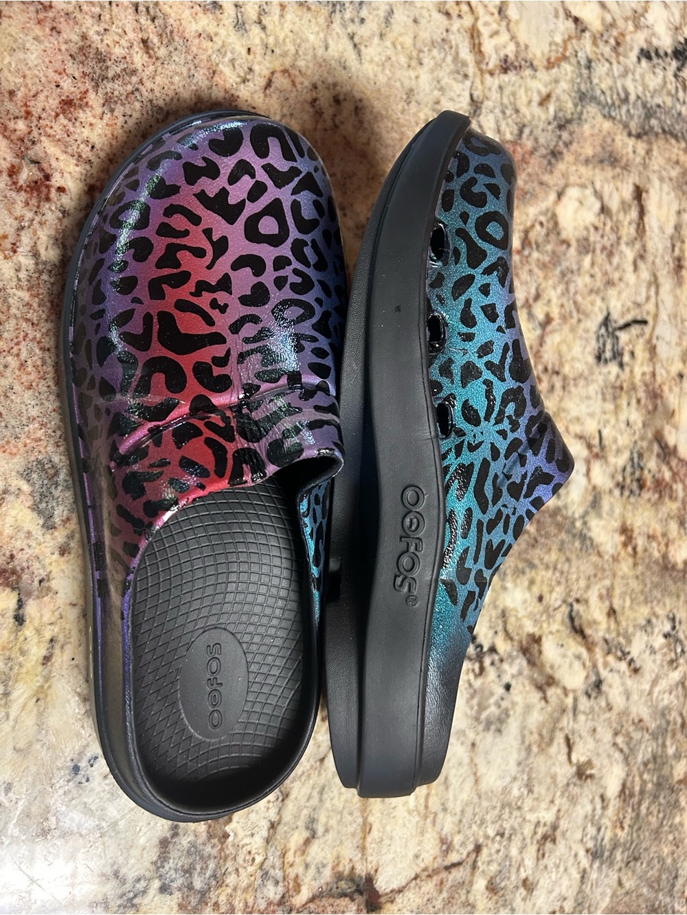 New OOFOS Unisex Slip-On Clogs in Rainbow Leopard Print Women’s 10 / Men’s 8